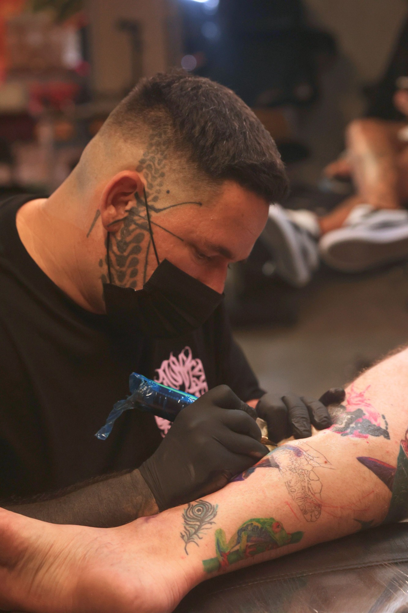 Carlos, artista y master en perforaciones en Casco Viejo