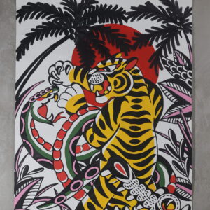 Large rectangular painting with a tiger, flowers, palm leaves, red sun and traditional tattoo motifs on a light background.